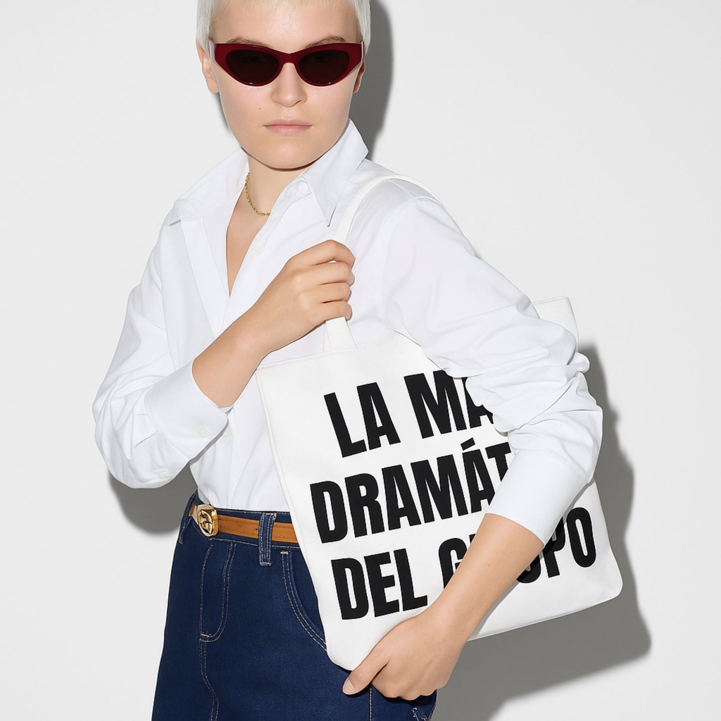 La Más Dramática del Grupo White Tote Bag – Premium Meltdown Edition
